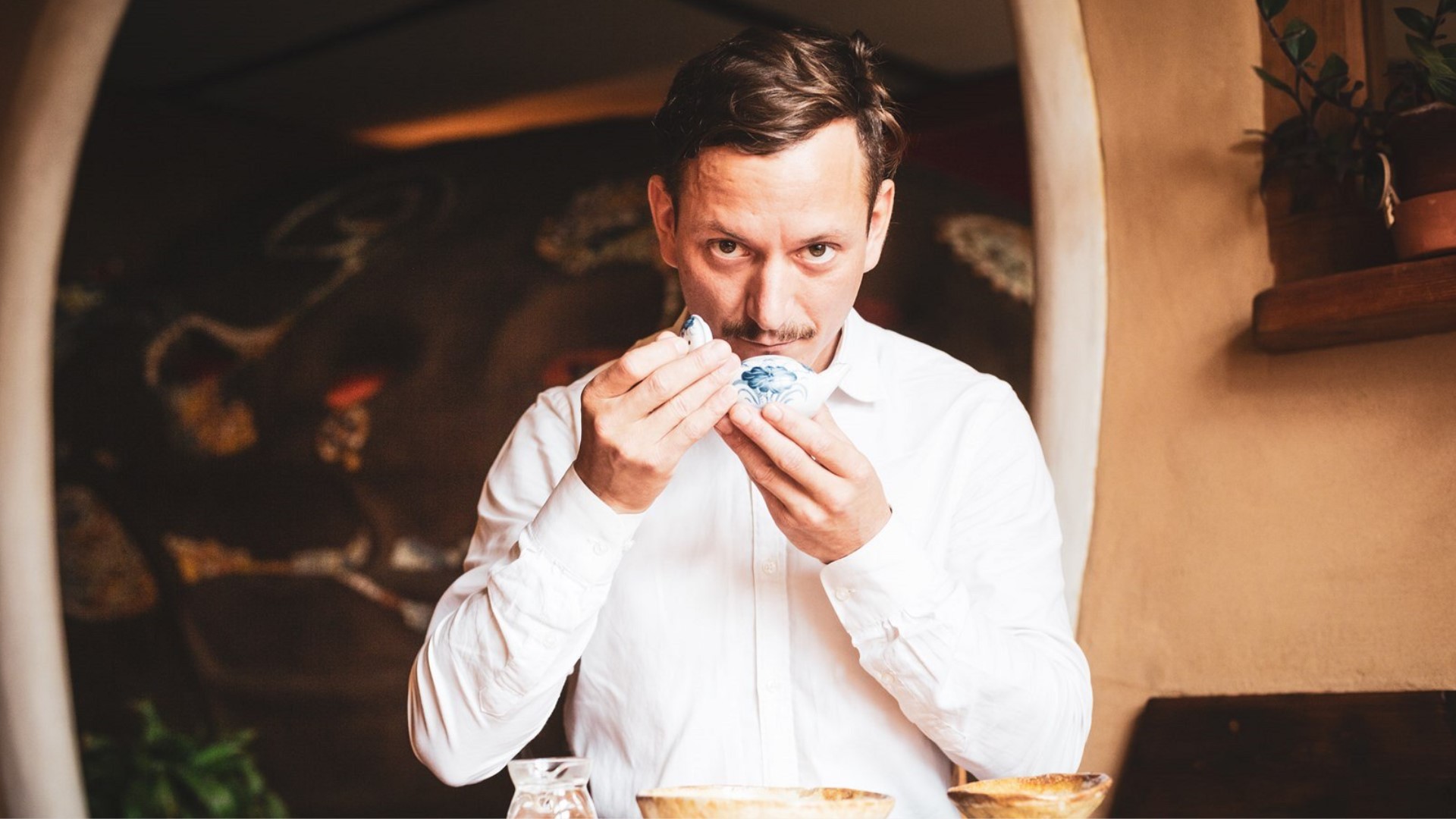 Čajovník při rituální přípravě čaje