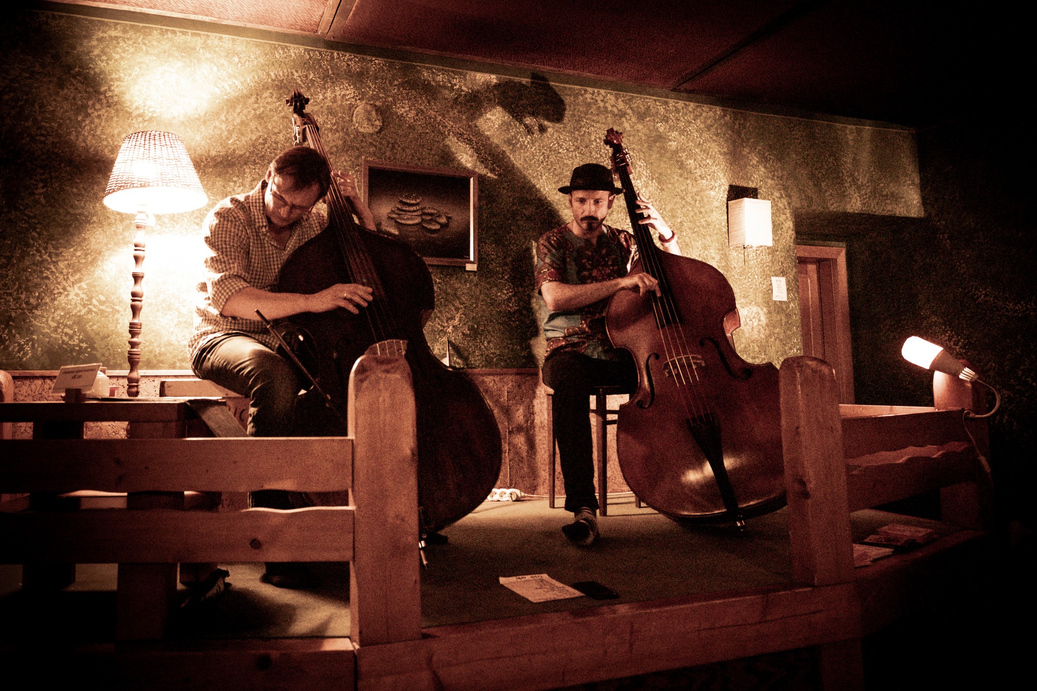 Dva hráči na kontrabas při koncertu v čajovně